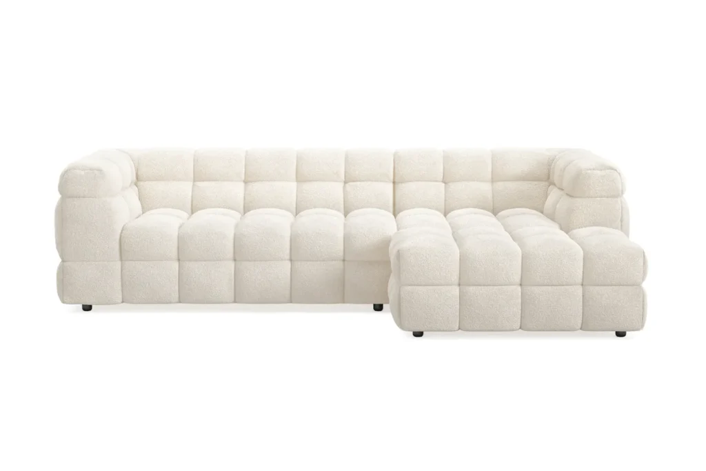 En soffa i fluffig och bubblig design och ljusbeige färg.